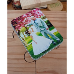 Caixa metalica grabada con...